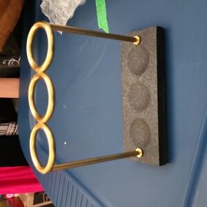 Threshold toothbrush holder